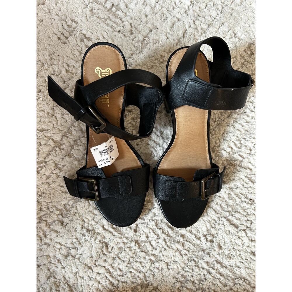 Brash Strappy Buckle Sandal NWT |‎ 8